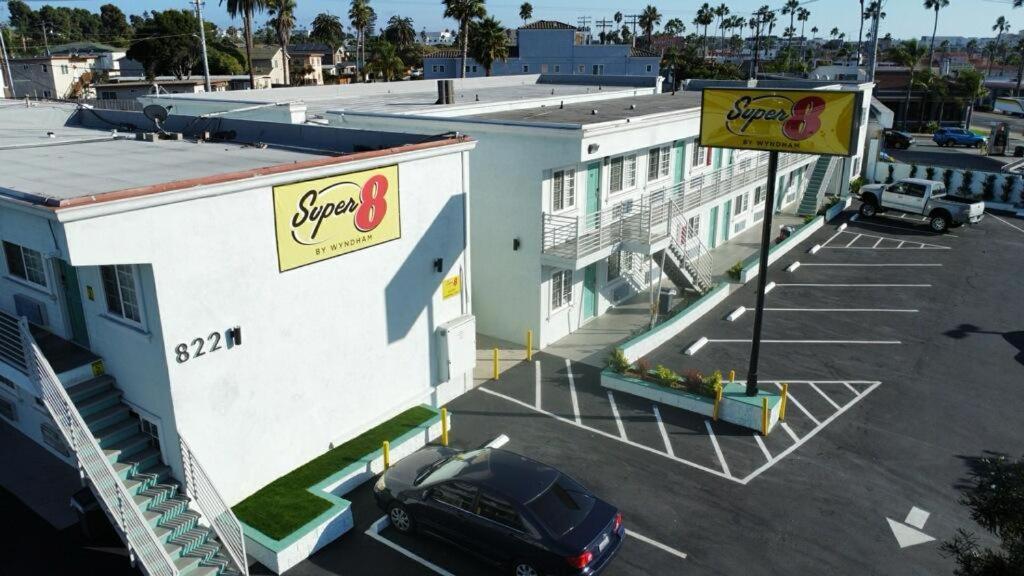 Super 8 By Wyndham Oceanside Downtown Hotel Bagian luar foto