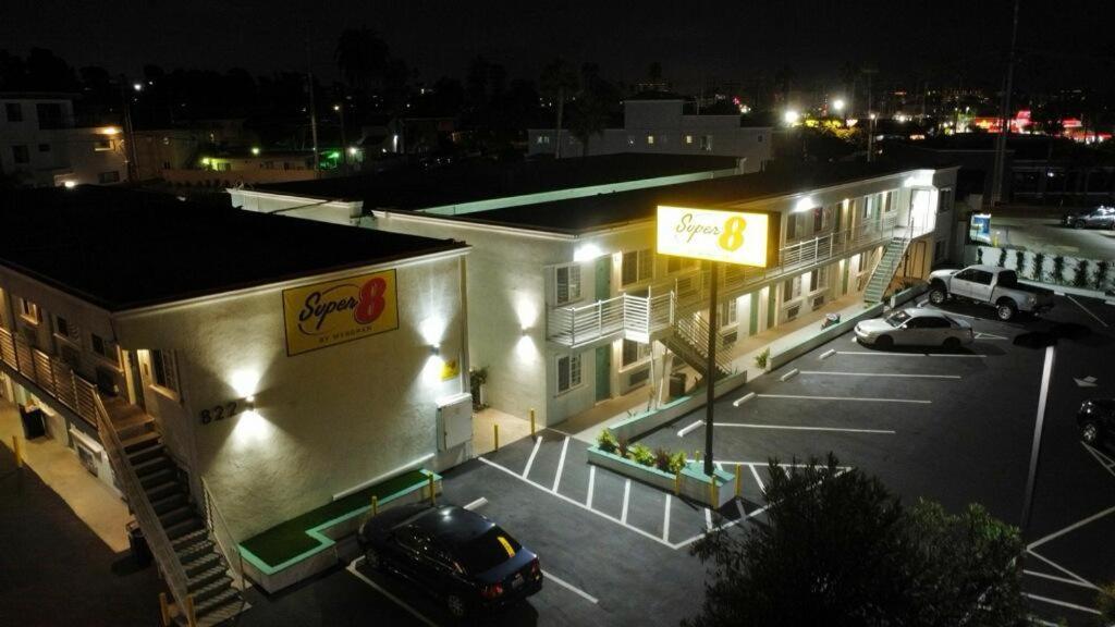 Super 8 By Wyndham Oceanside Downtown Hotel Bagian luar foto