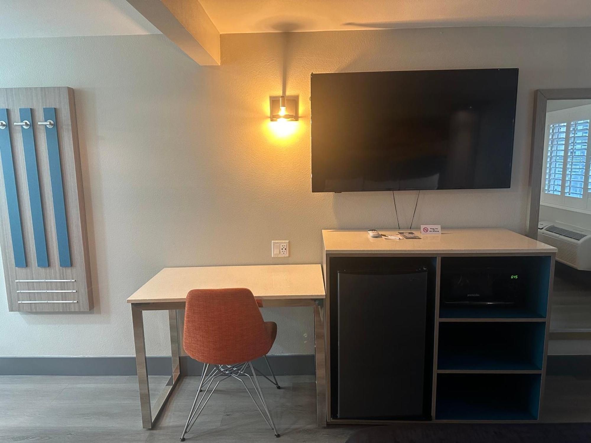 Super 8 By Wyndham Oceanside Downtown Hotel Bagian luar foto