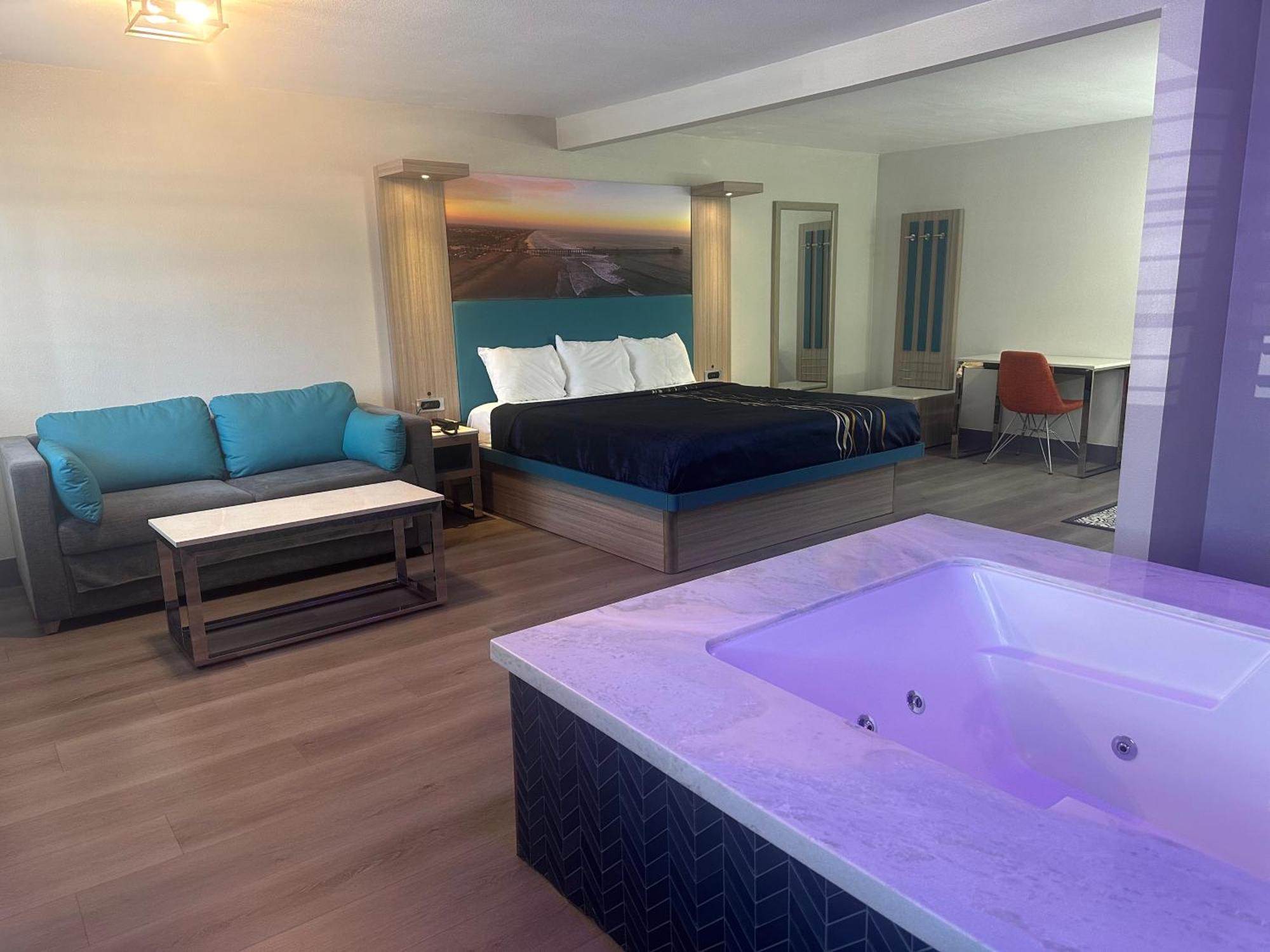 Super 8 By Wyndham Oceanside Downtown Hotel Bagian luar foto