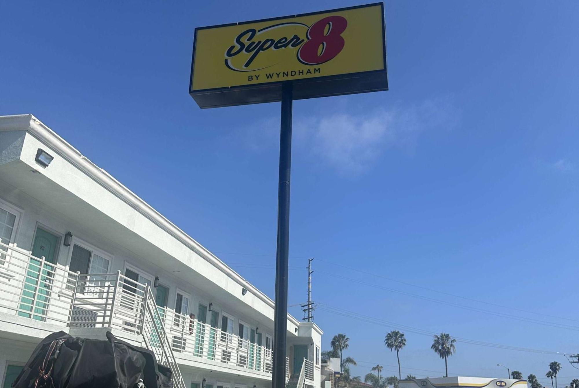 Super 8 By Wyndham Oceanside Downtown Hotel Bagian luar foto