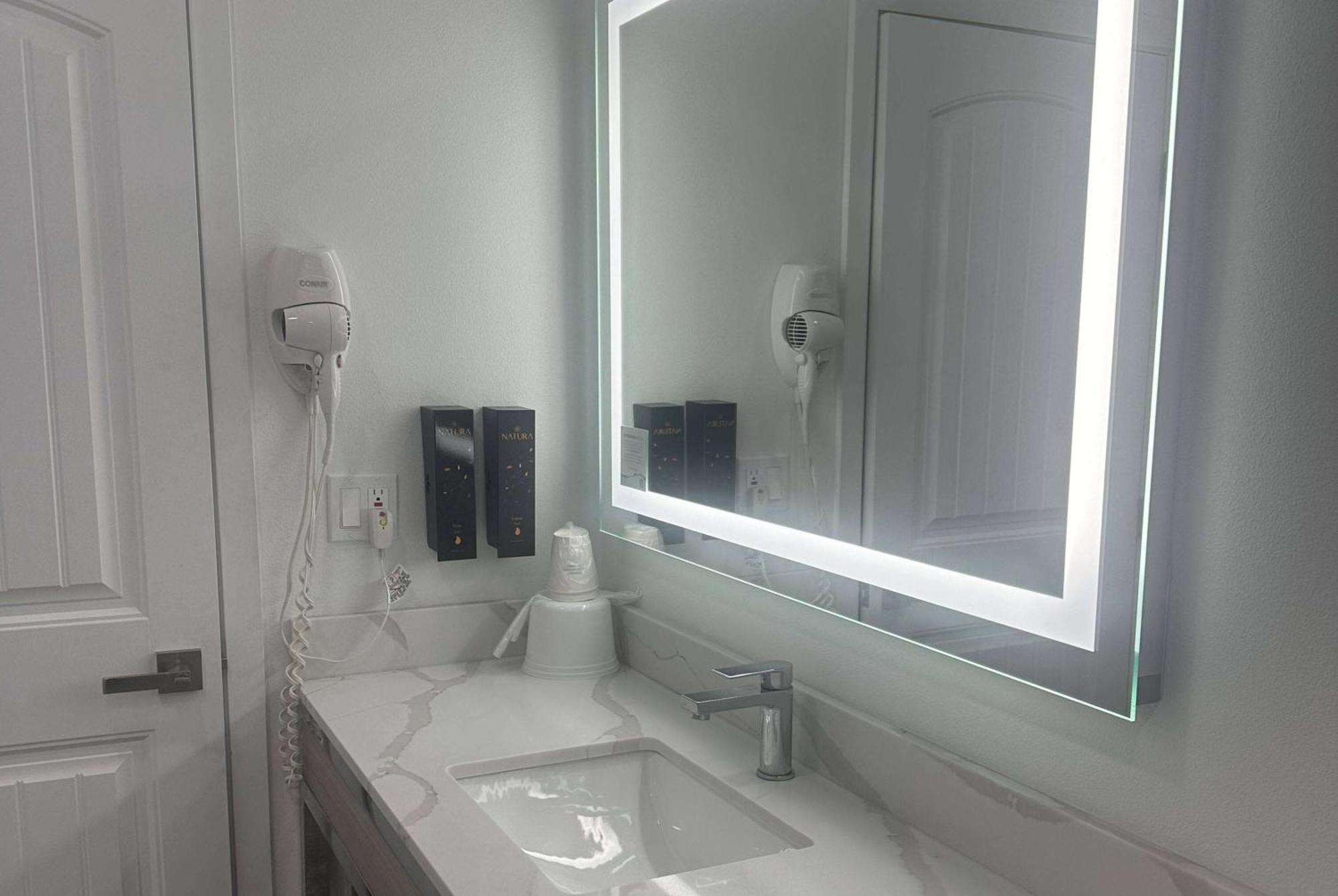 Super 8 By Wyndham Oceanside Downtown Hotel Bagian luar foto