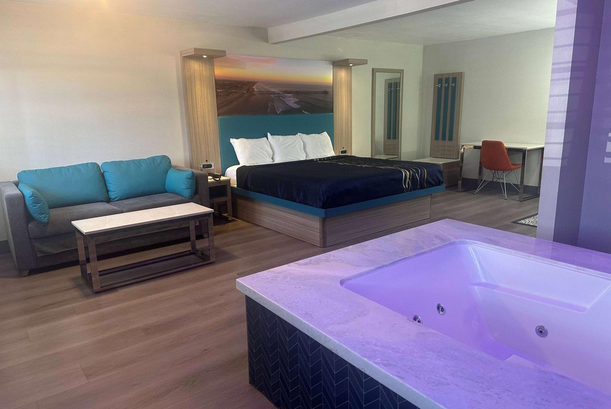 Super 8 By Wyndham Oceanside Downtown Hotel Bagian luar foto