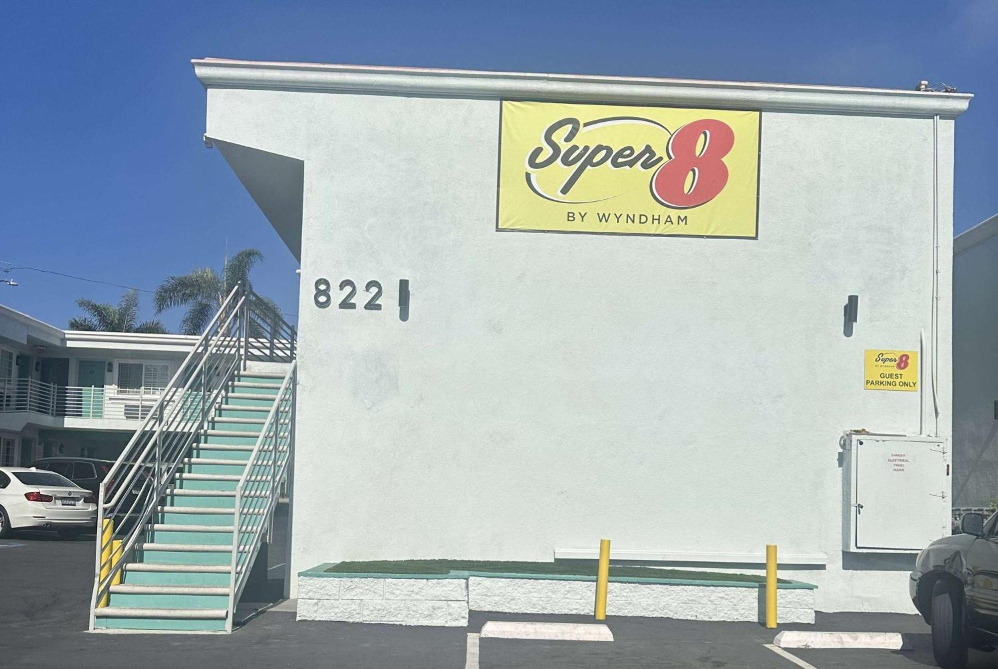 Super 8 By Wyndham Oceanside Downtown Hotel Bagian luar foto