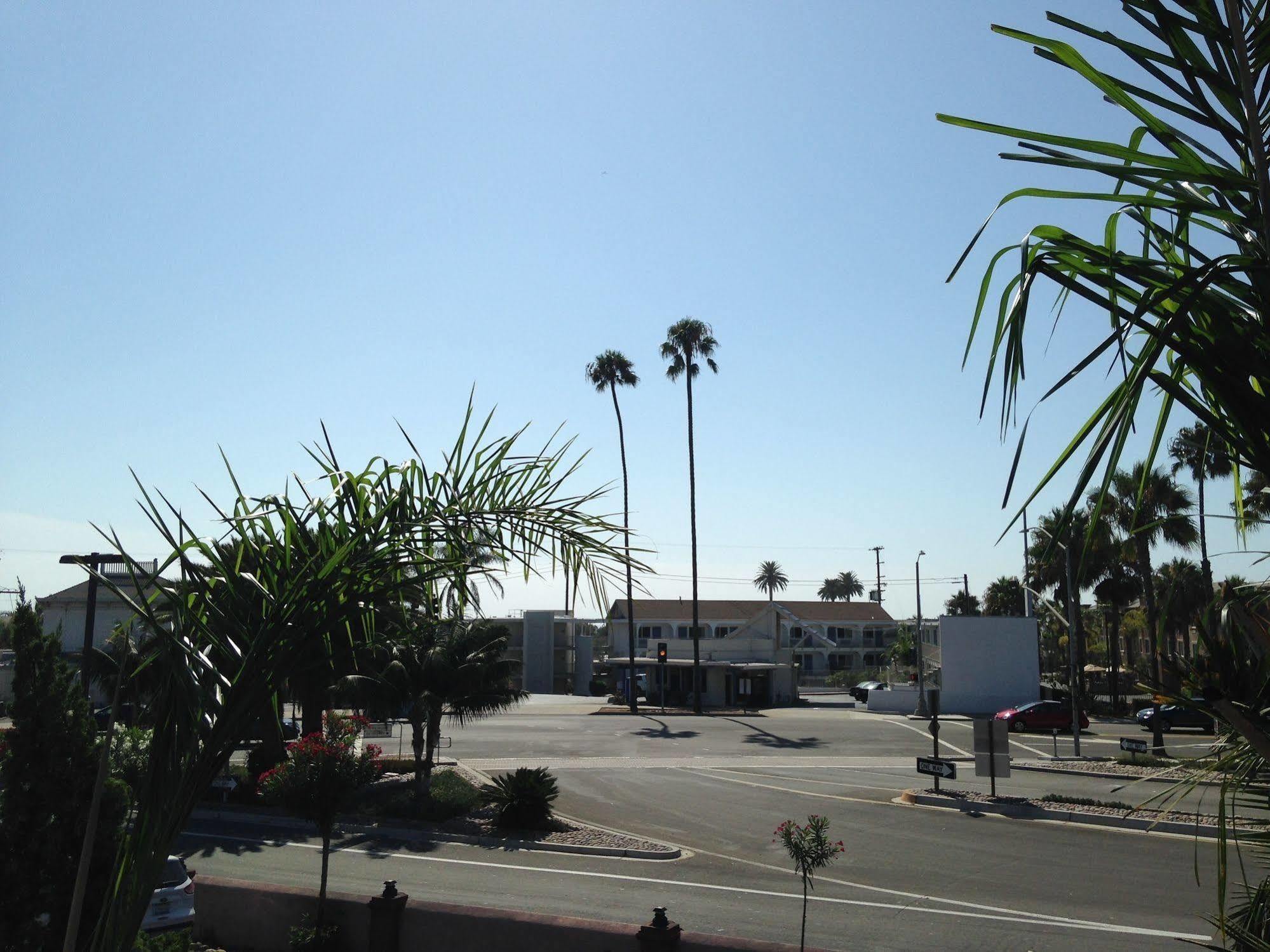 Super 8 By Wyndham Oceanside Downtown Hotel Bagian luar foto