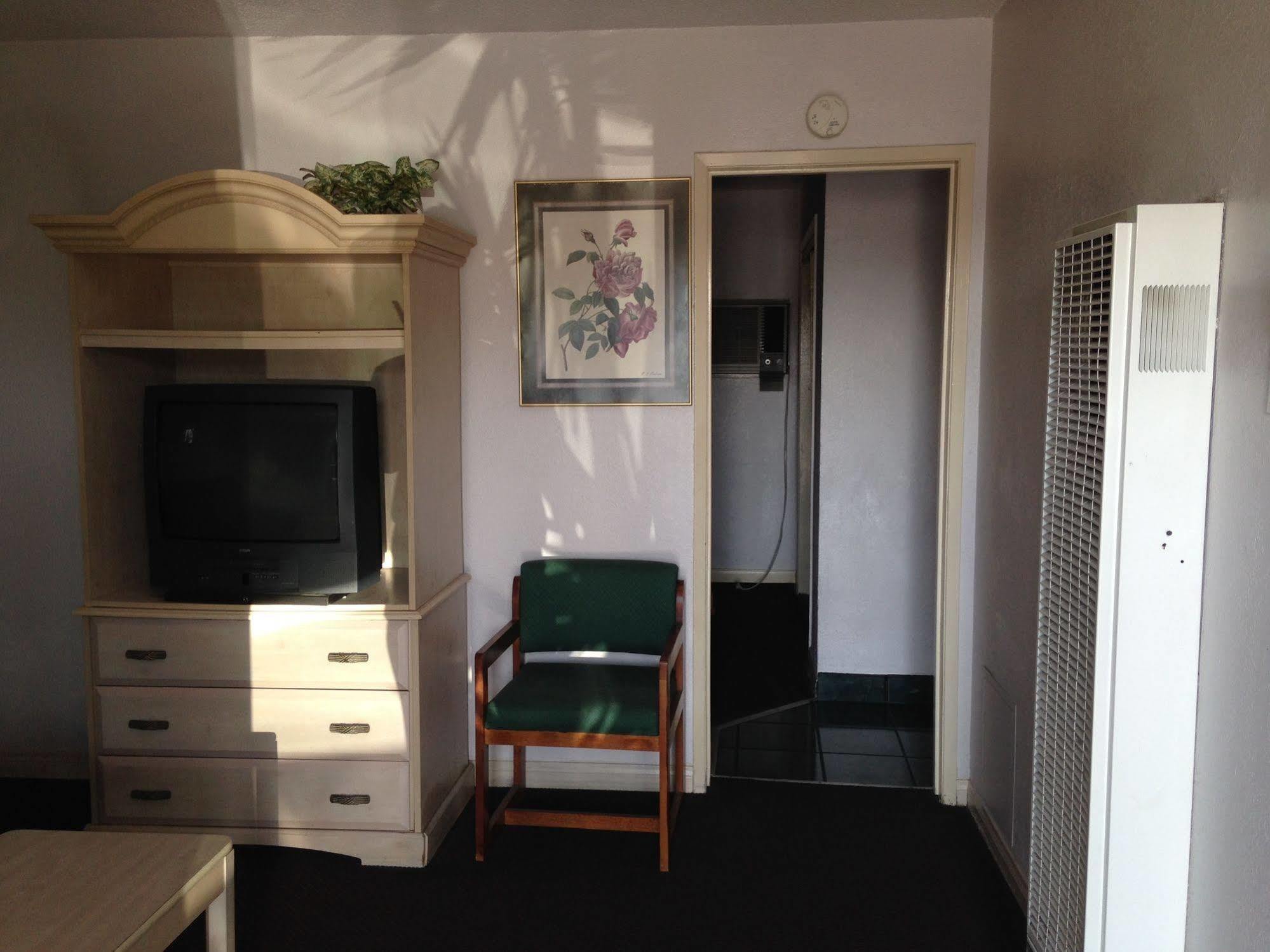 Super 8 By Wyndham Oceanside Downtown Hotel Bagian luar foto