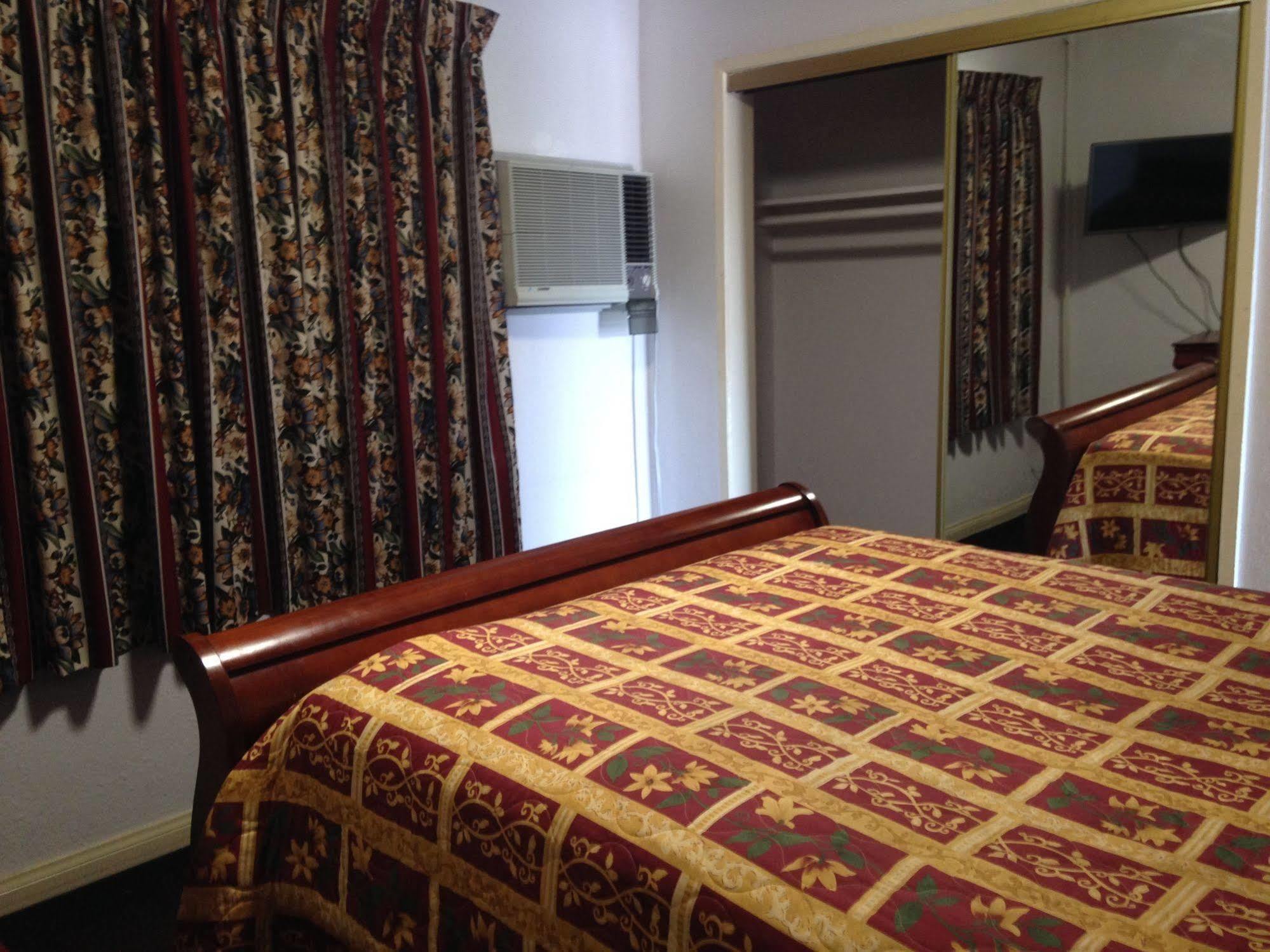 Super 8 By Wyndham Oceanside Downtown Hotel Bagian luar foto